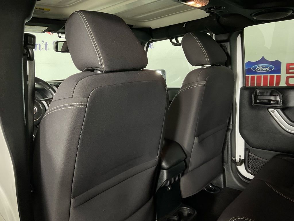 Used 2013 Jeep Wrangler Unlimited Sahara image 15