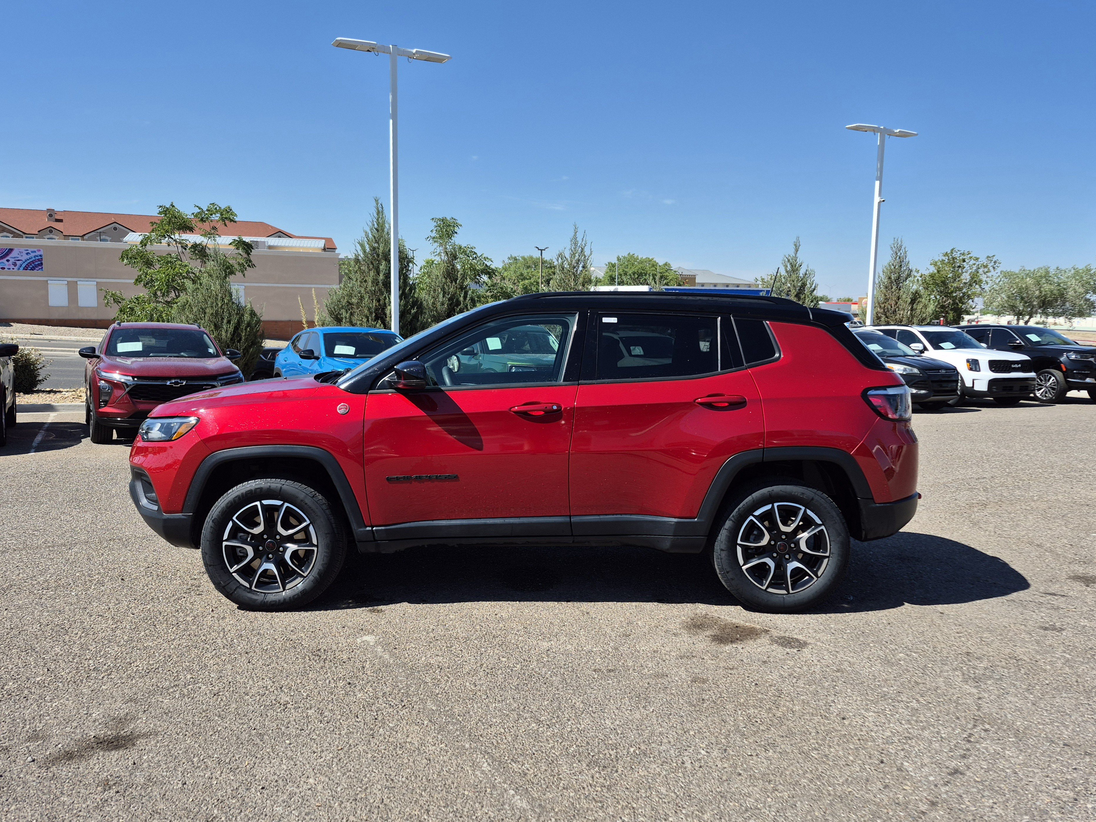 Used 2025 Jeep Compass Trailhawk AWD/4WD image 2