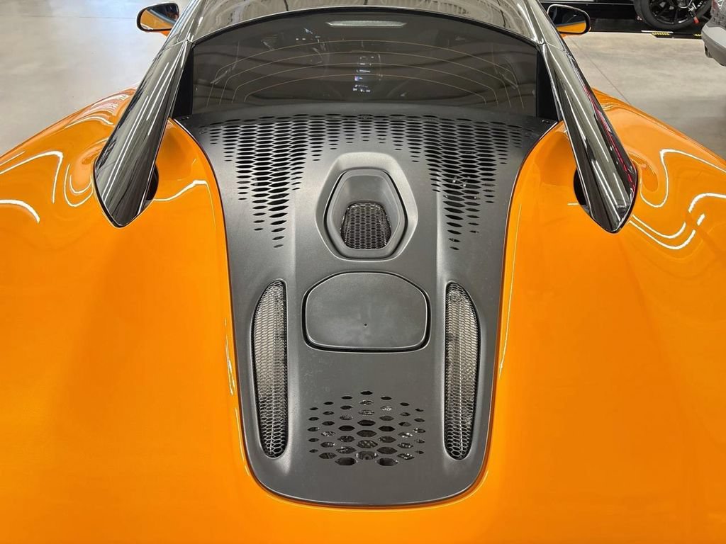 Used 2025 McLaren Artura RWD image 18