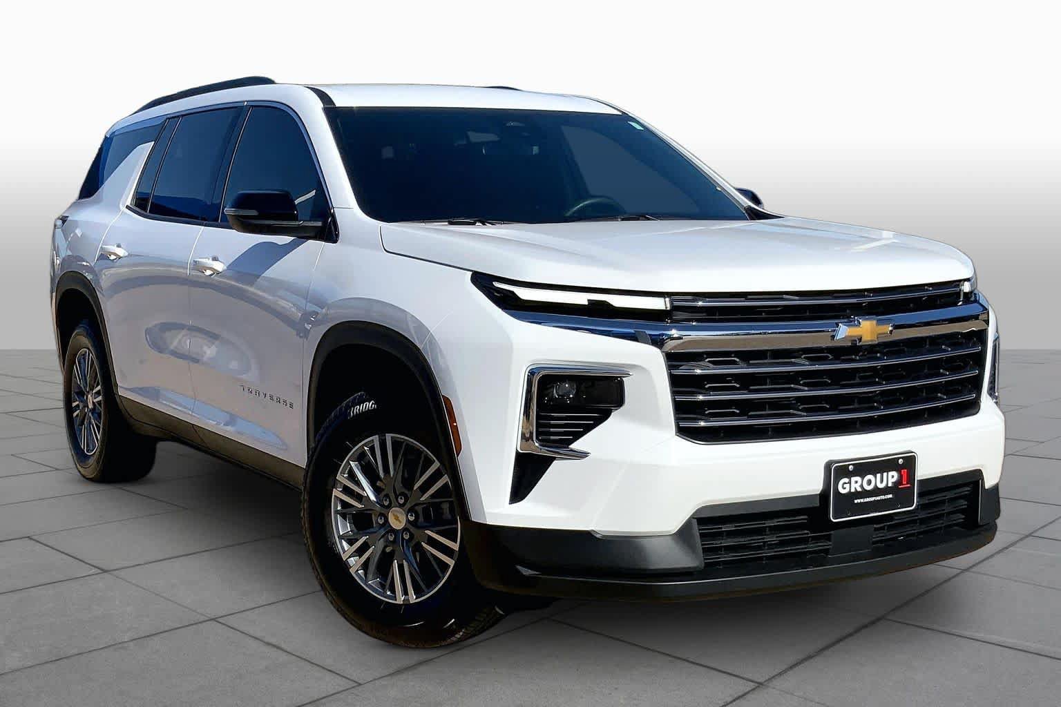 Used 2025 Chevrolet Traverse LT FWD image 3