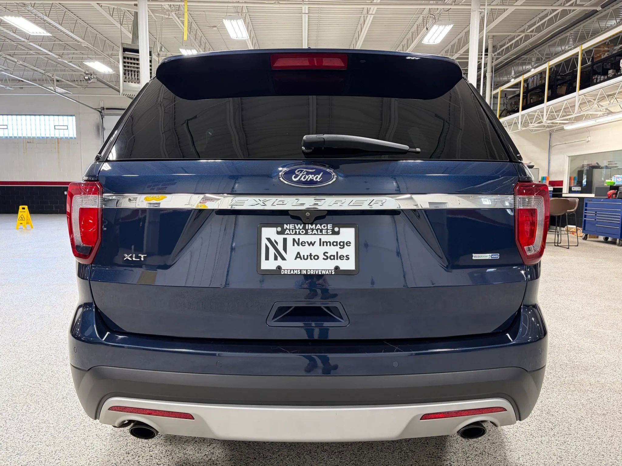 Used 2017 Ford Explorer XLT w/ Equipment Group 201A AWD/4WD image 12
