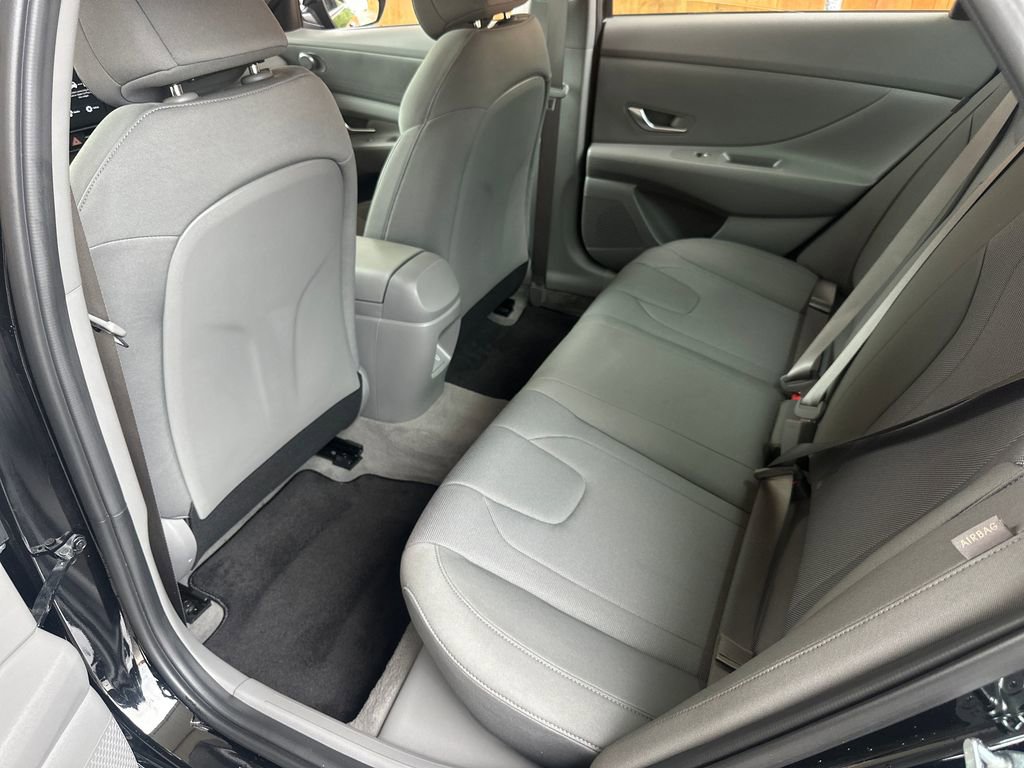 Used 2025 Hyundai Elantra SE w/ Cargo Package image 29