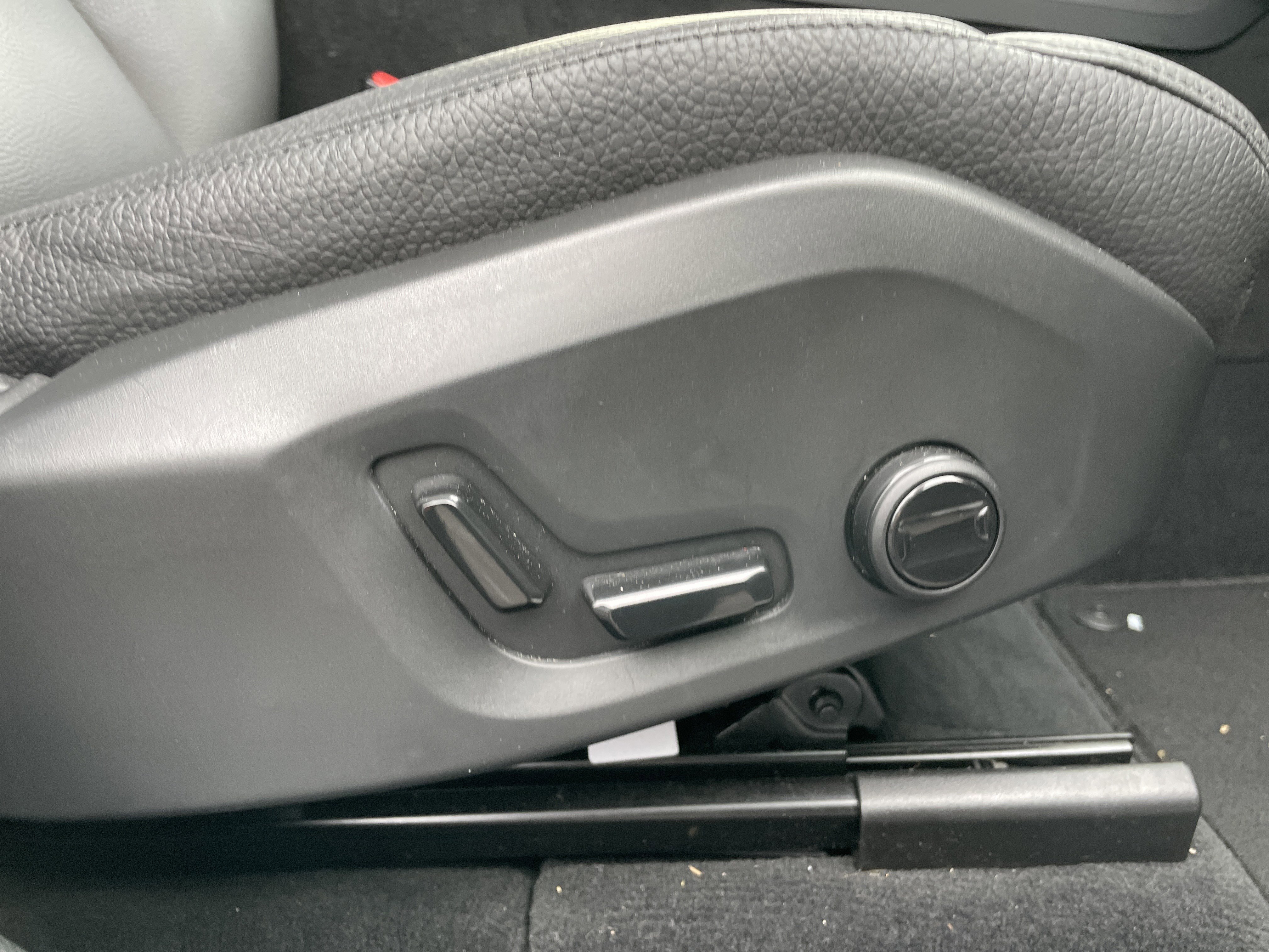 Used 2025 Volvo XC60 B5 Plus image 13