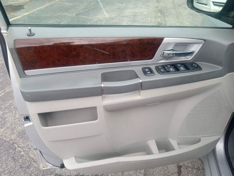 Used 2010 Chrysler Town & Country Touring FWD image 13