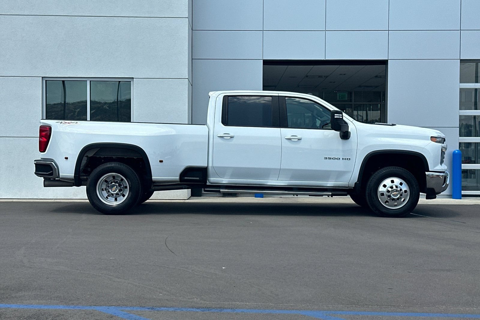 Used 2025 Chevrolet Silverado 3500 LT w/ Safety Package AWD/4WD image 3