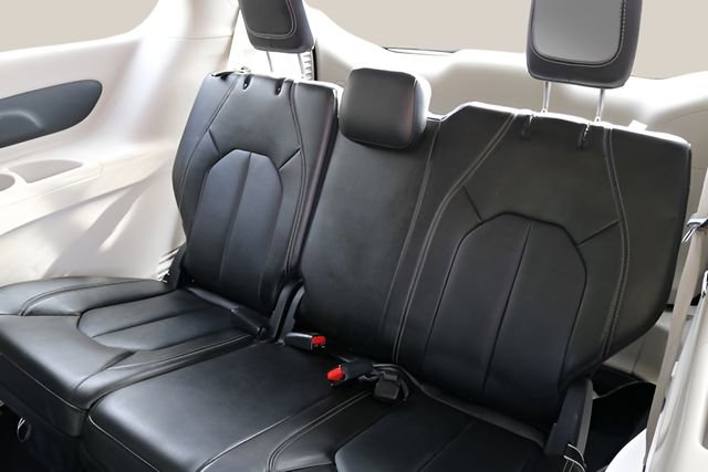 Used 2024 Chrysler Pacifica Select image 15