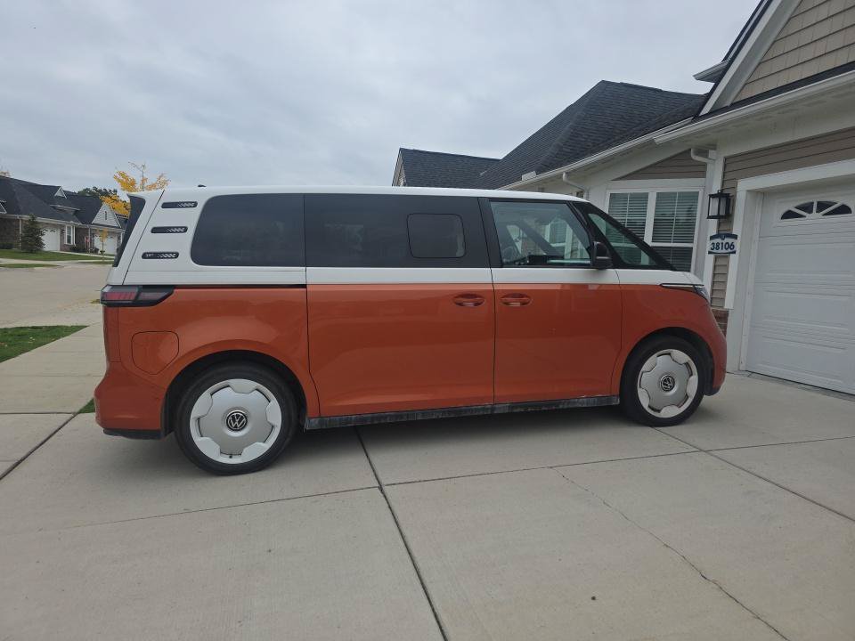 Used 2025 Volkswagen ID. Buzz Pro S Plus RWD image 16