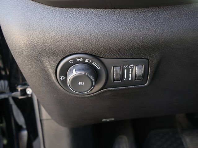 Used 2025 Jeep Compass Latitude w/ Sun & Sound Group image 37