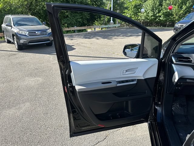 Used 2026 Toyota Sienna LE FWD image 24