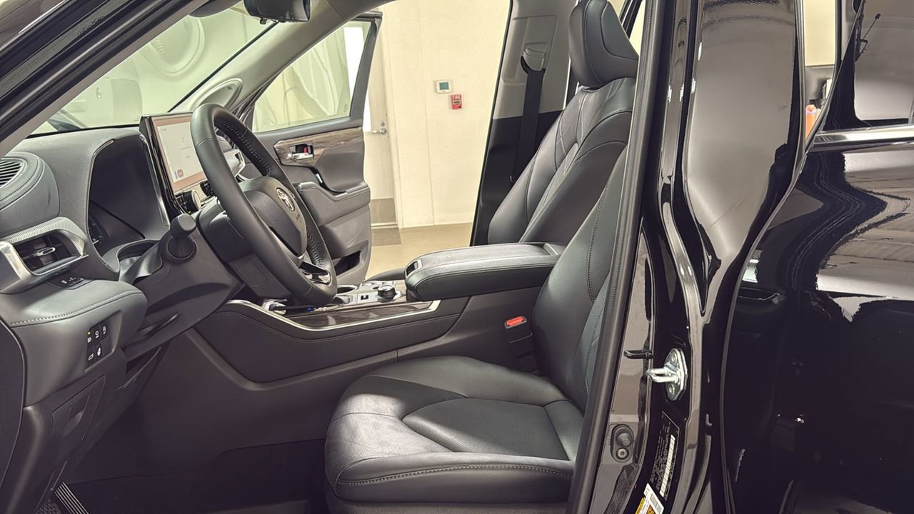 Certified 2026 Toyota Highlander Platinum image 12