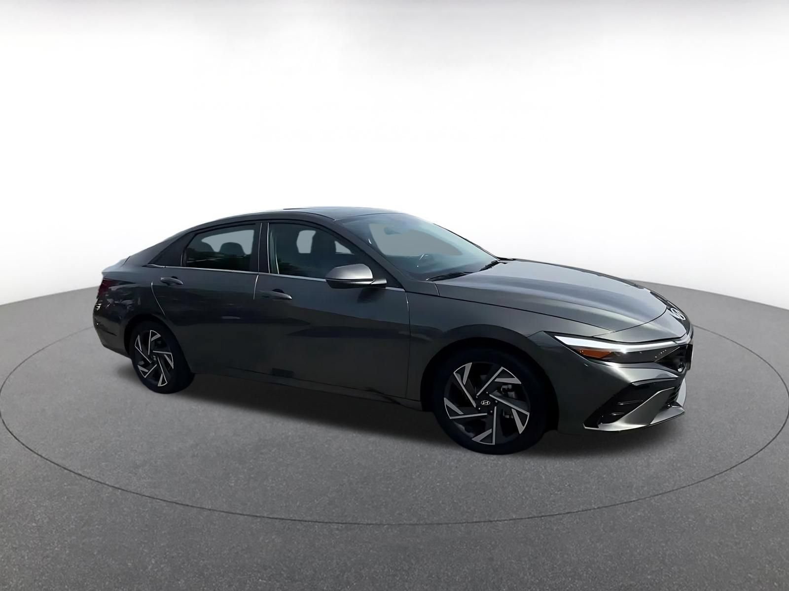 Used 2025 Hyundai Elantra Limited FWD video 2
