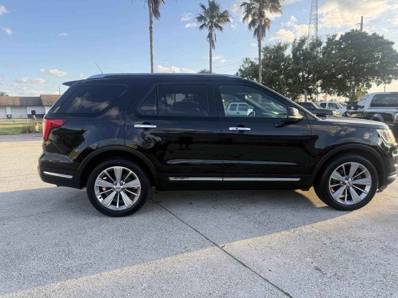 Used 2018 Ford Explorer Limited w/ Equipment Group 301A FWD image 9