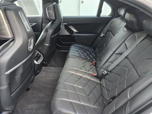 Used 2024 BMW i7 xDrive60 image 11