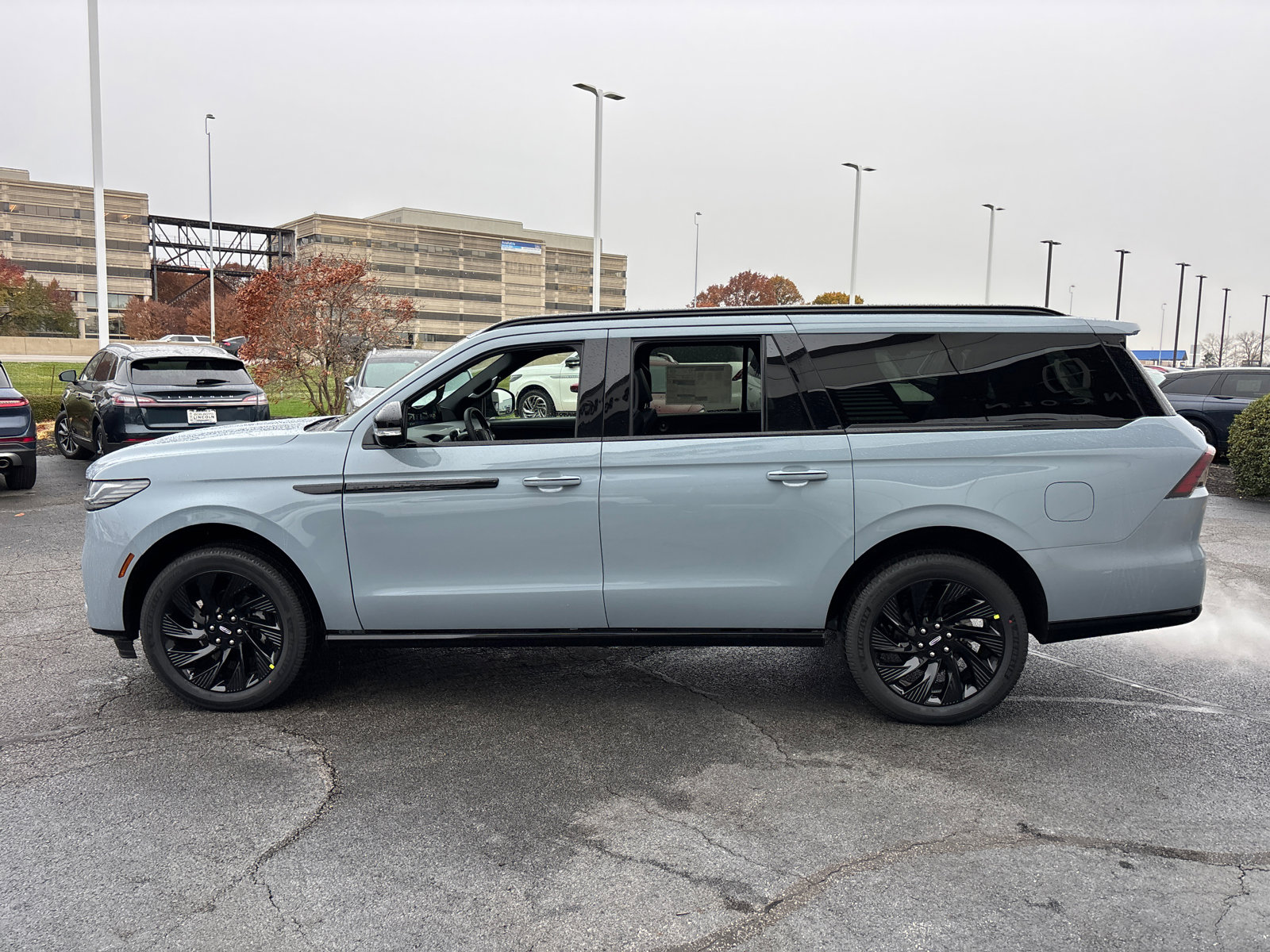 New 2025 Lincoln Navigator L Reserve w/ Jet Appearance Package image 4