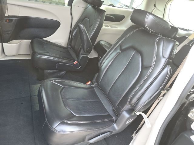 Used 2024 Chrysler Pacifica Touring-L image 18