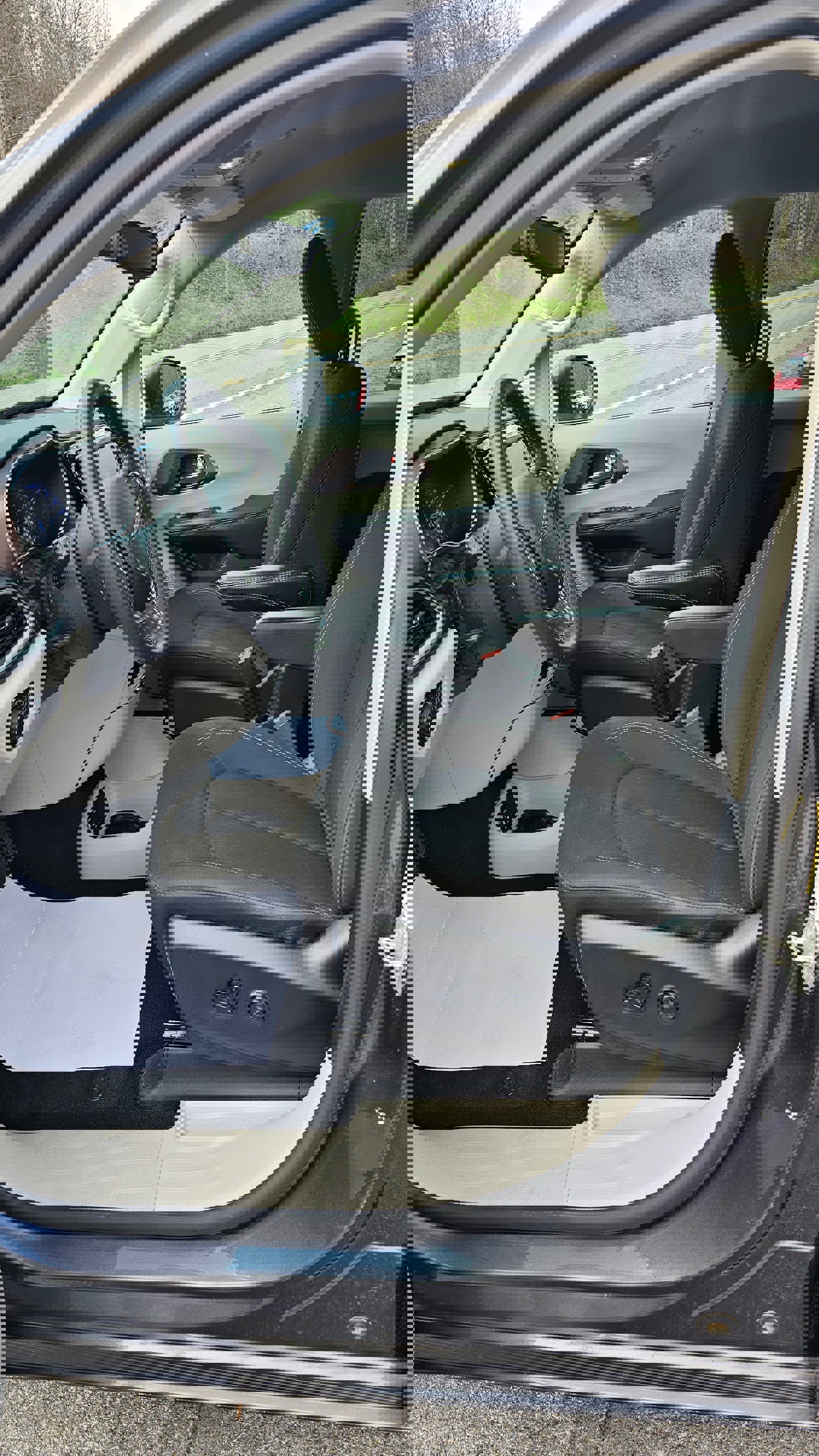 Used 2023 Chrysler Voyager LX image 19