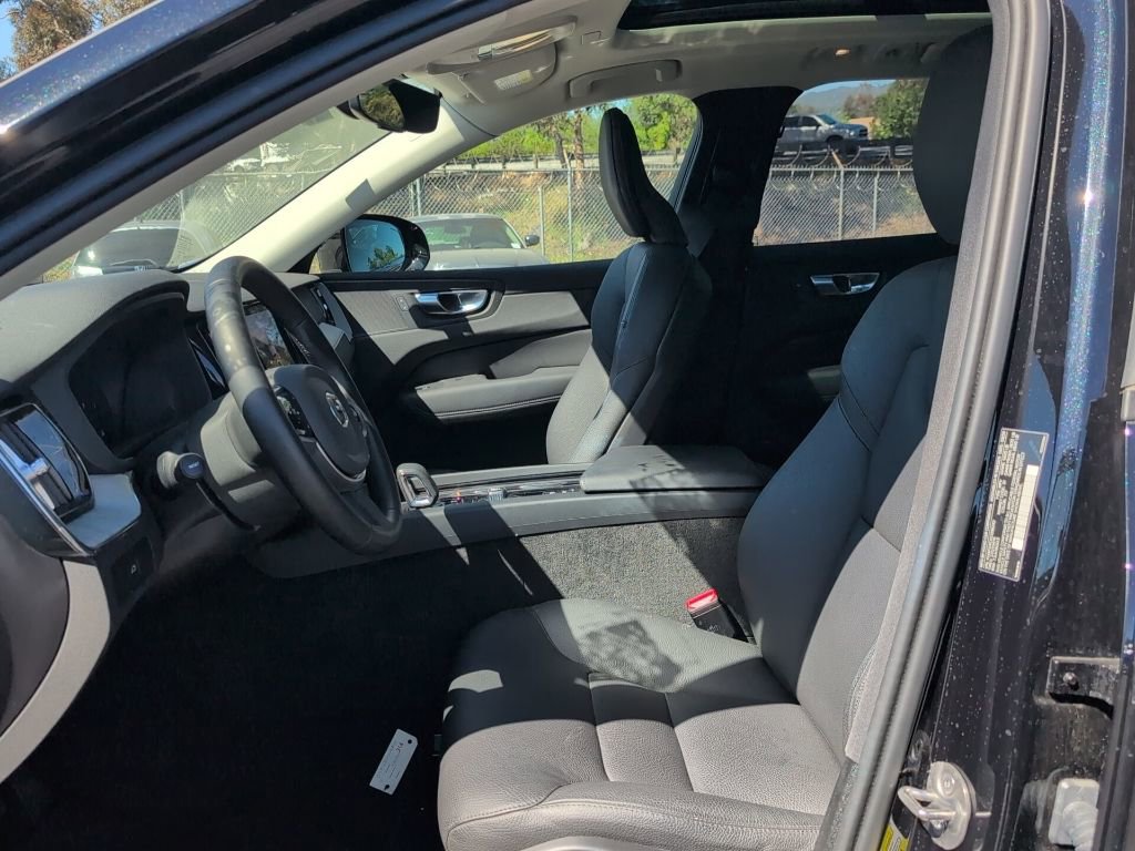 Used 2025 Volvo XC60 B5 Plus image 9