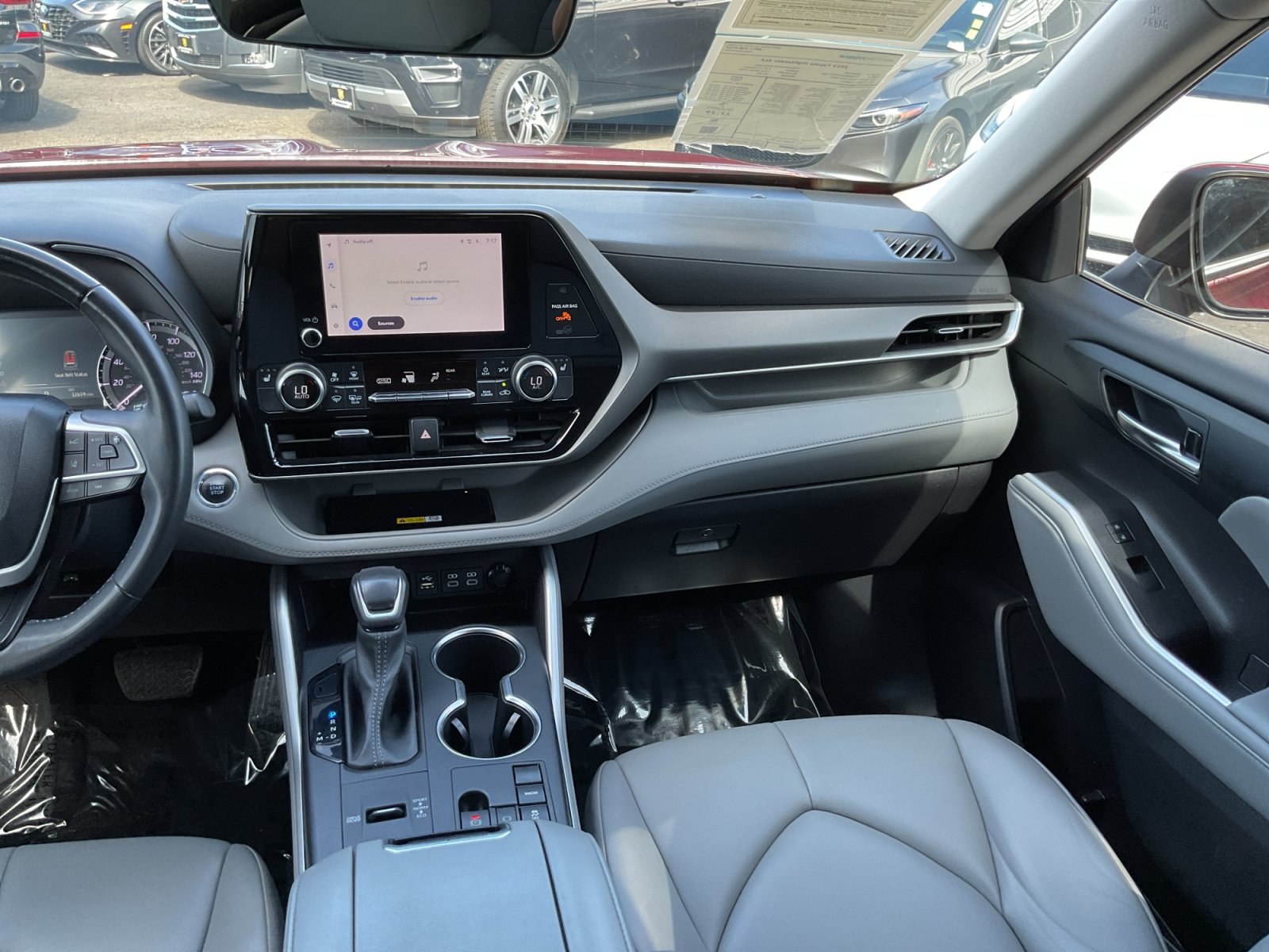 Used 2023 Toyota Highlander XLE FWD image 16
