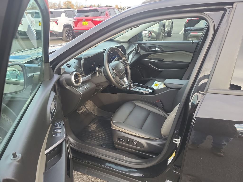Used 2025 Chevrolet Trax ACTIV image 30