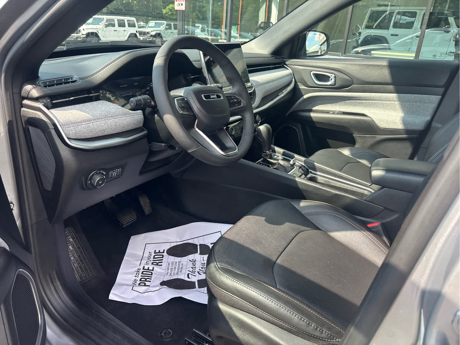 Used 2023 Jeep Compass Latitude AWD/4WD image 8