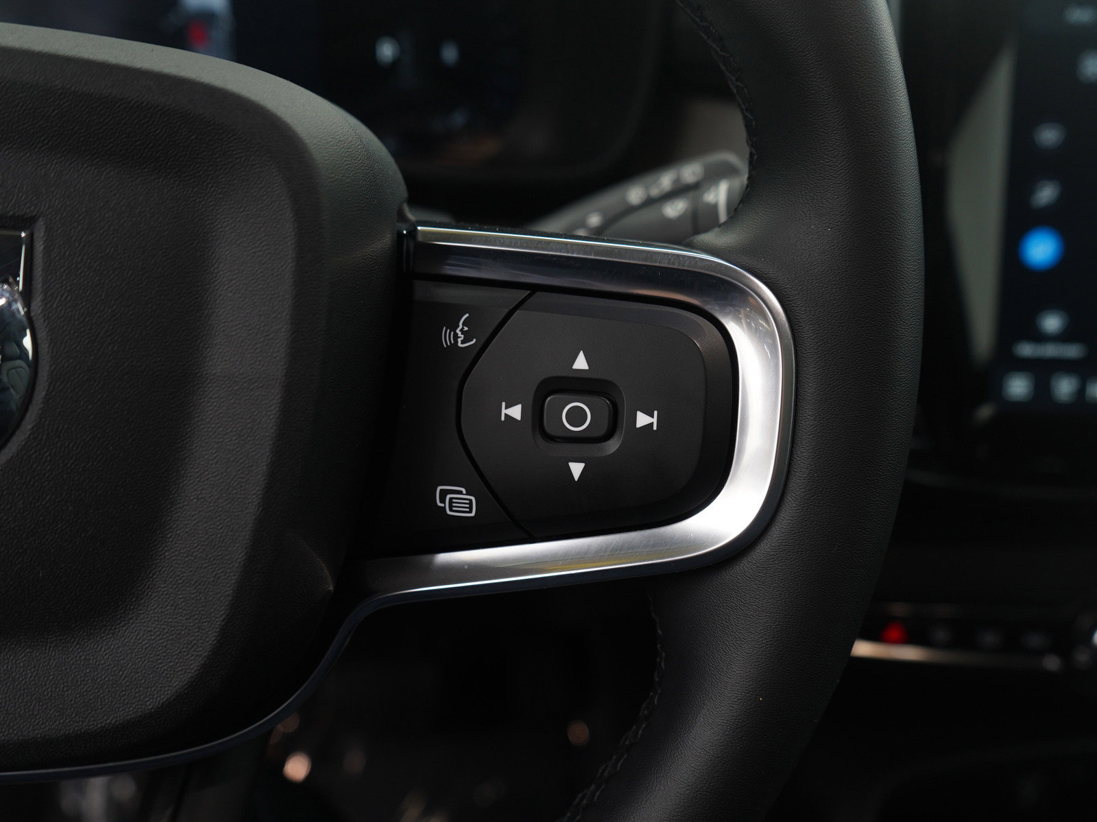 Used 2025 Volvo XC40 B5 Plus image 21