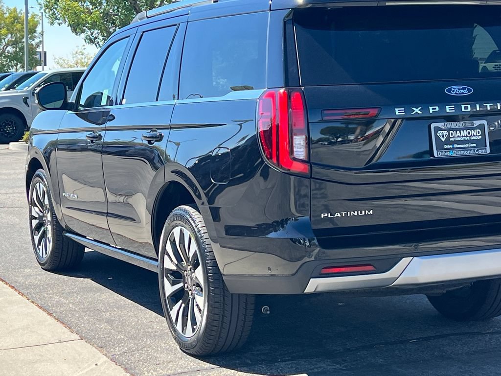 Used 2025 Ford Expedition Platinum w/ Driver's Package AWD/4WD image 5