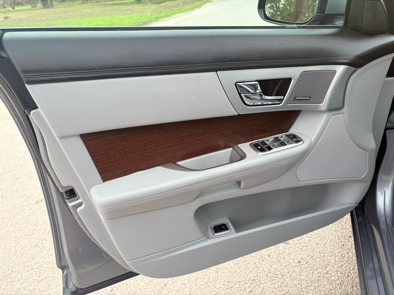 Used 2015 Jaguar XF Premium image 28