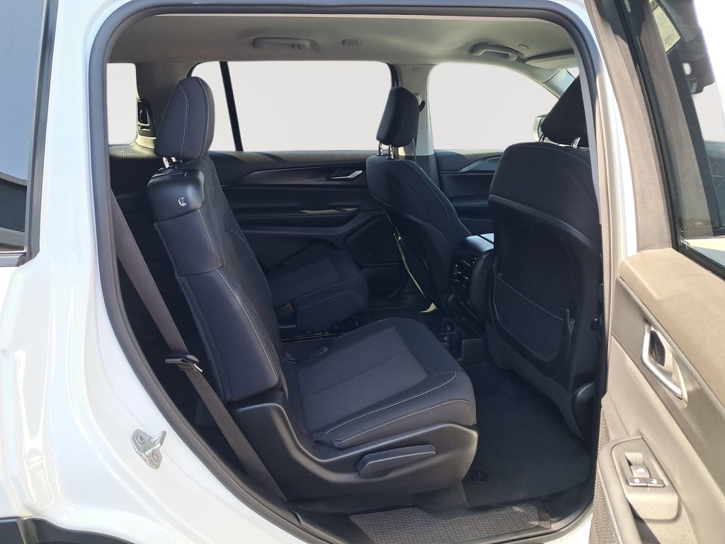 Used 2023 Jeep Grand Cherokee L Laredo image 16