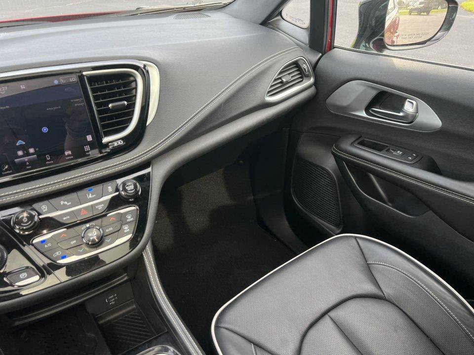 Used 2026 Chrysler Pacifica Limited FWD image 35