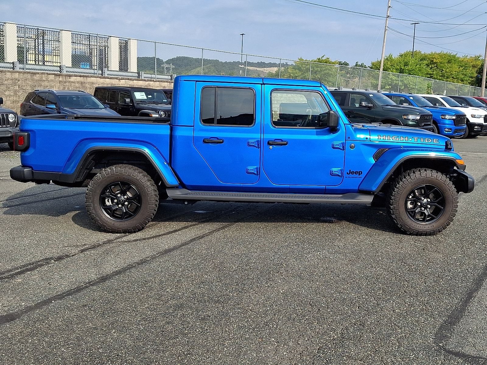 Used 2025 Jeep Gladiator Sport AWD/4WD image 7