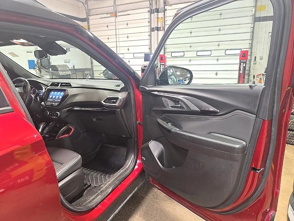 Used 2022 Chevrolet TrailBlazer RS w/ Technology Package image 34