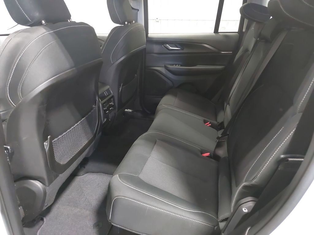 Used 2023 Jeep Grand Cherokee Laredo image 13