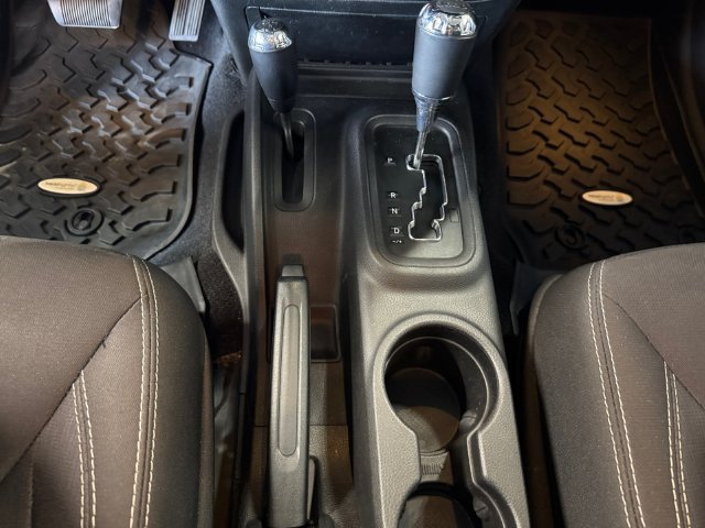 Used 2015 Jeep Wrangler Unlimited Sahara w/ Dual Top Group AWD/4WD image 18