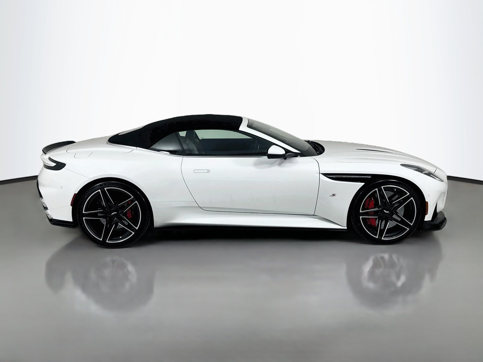 Used 2026 Aston Martin DB12 Convertible RWD image 9