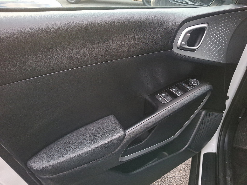 Used 2023 Kia Soul LX image 21