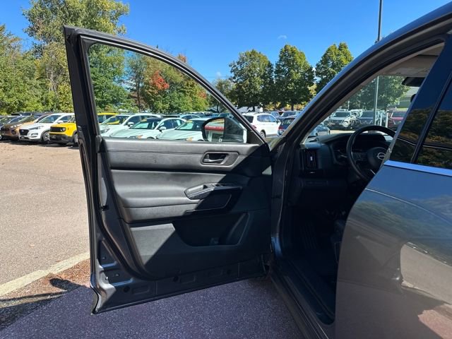 Used 2024 Nissan Pathfinder S image 12