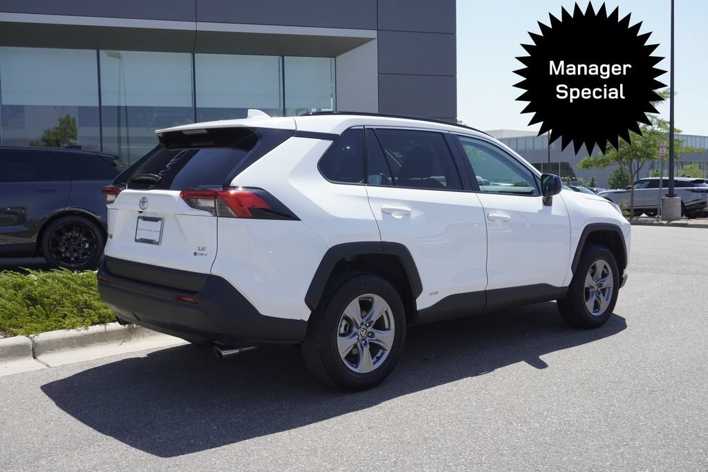 Used 2025 Toyota RAV4 LE AWD/4WD image 4