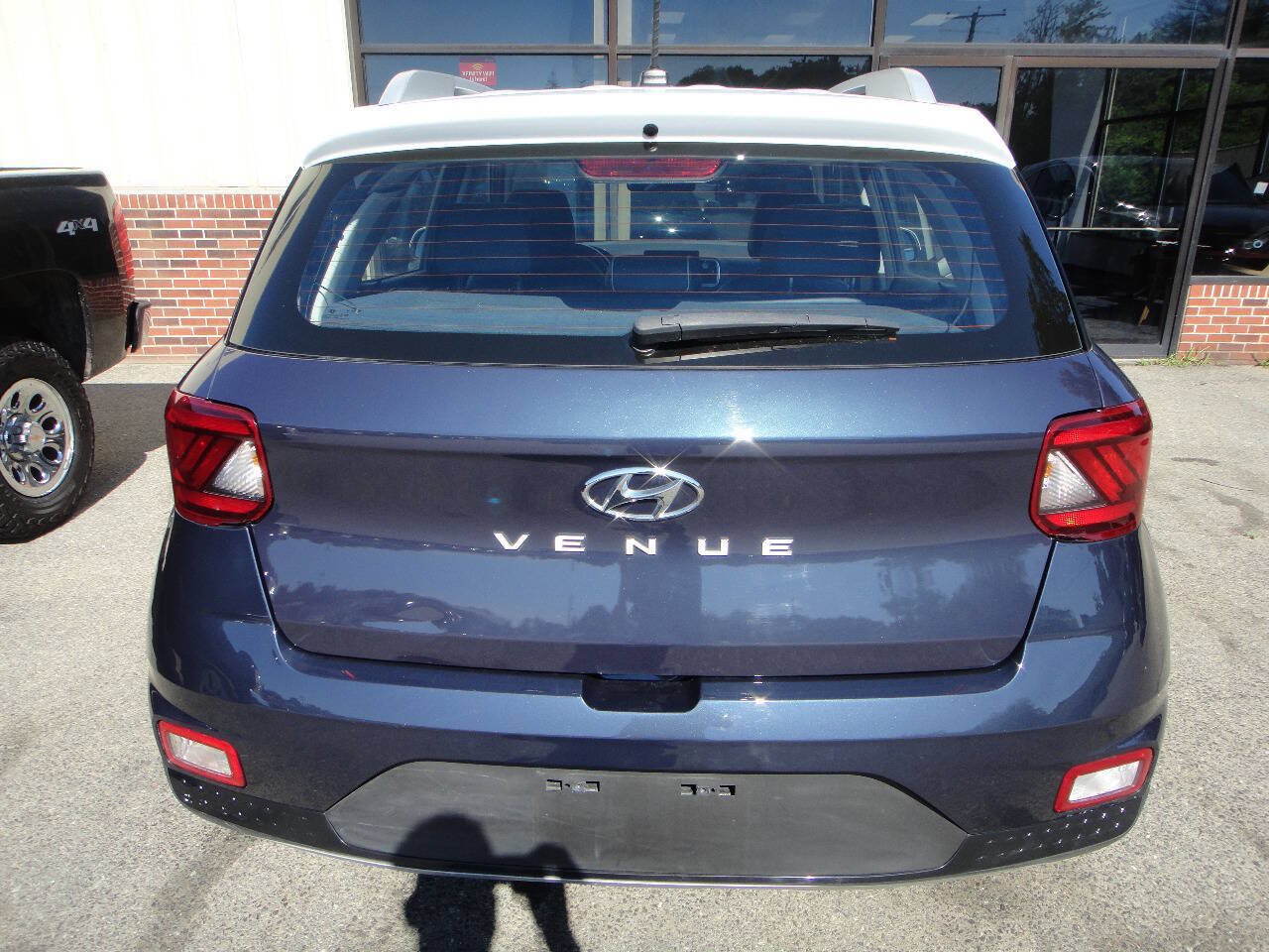 Used 2023 Hyundai Venue Limited FWD image 5