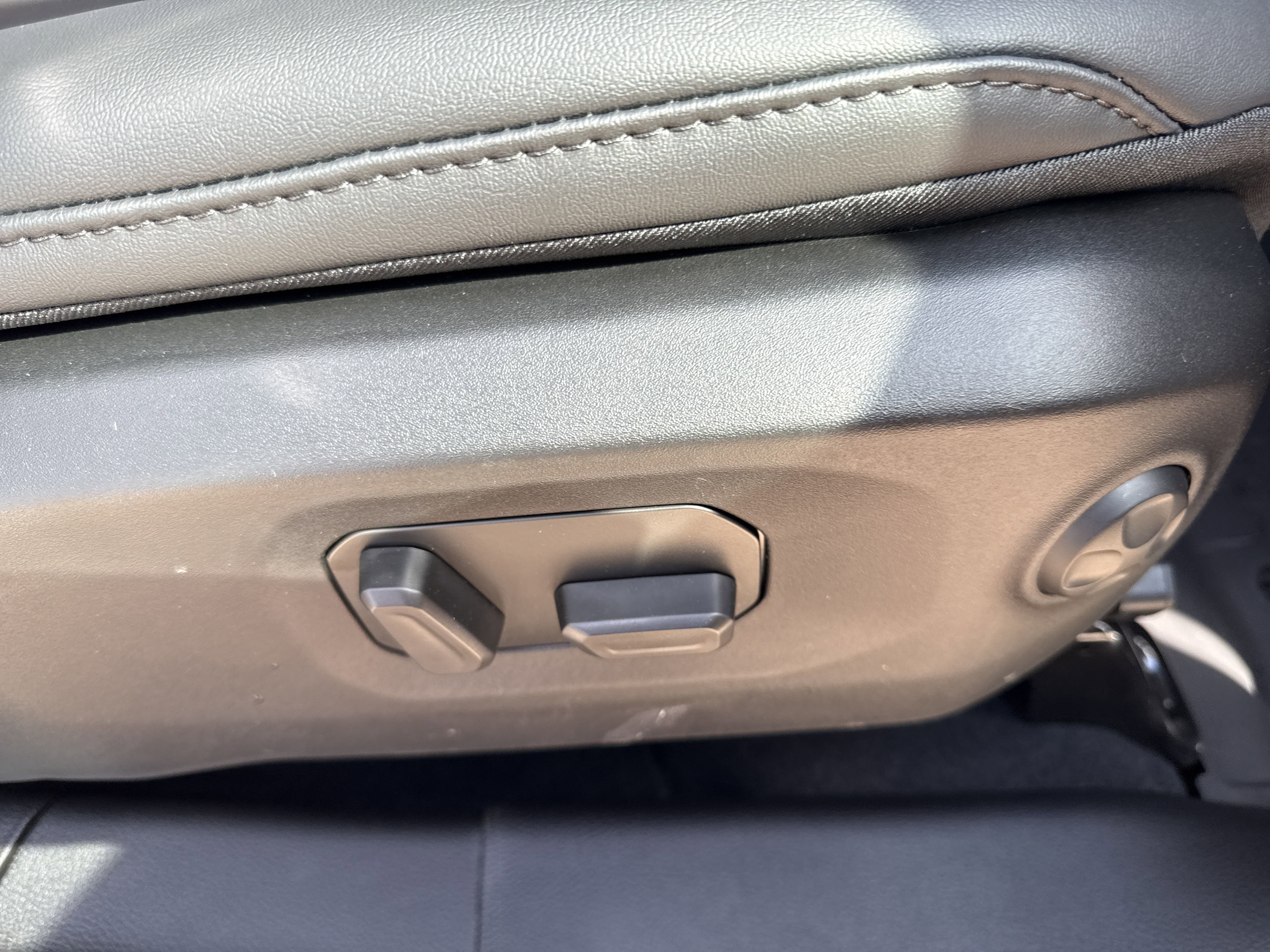 New 2025 Jeep Wrangler Unlimited Rubicon w/ Technology Group image 25