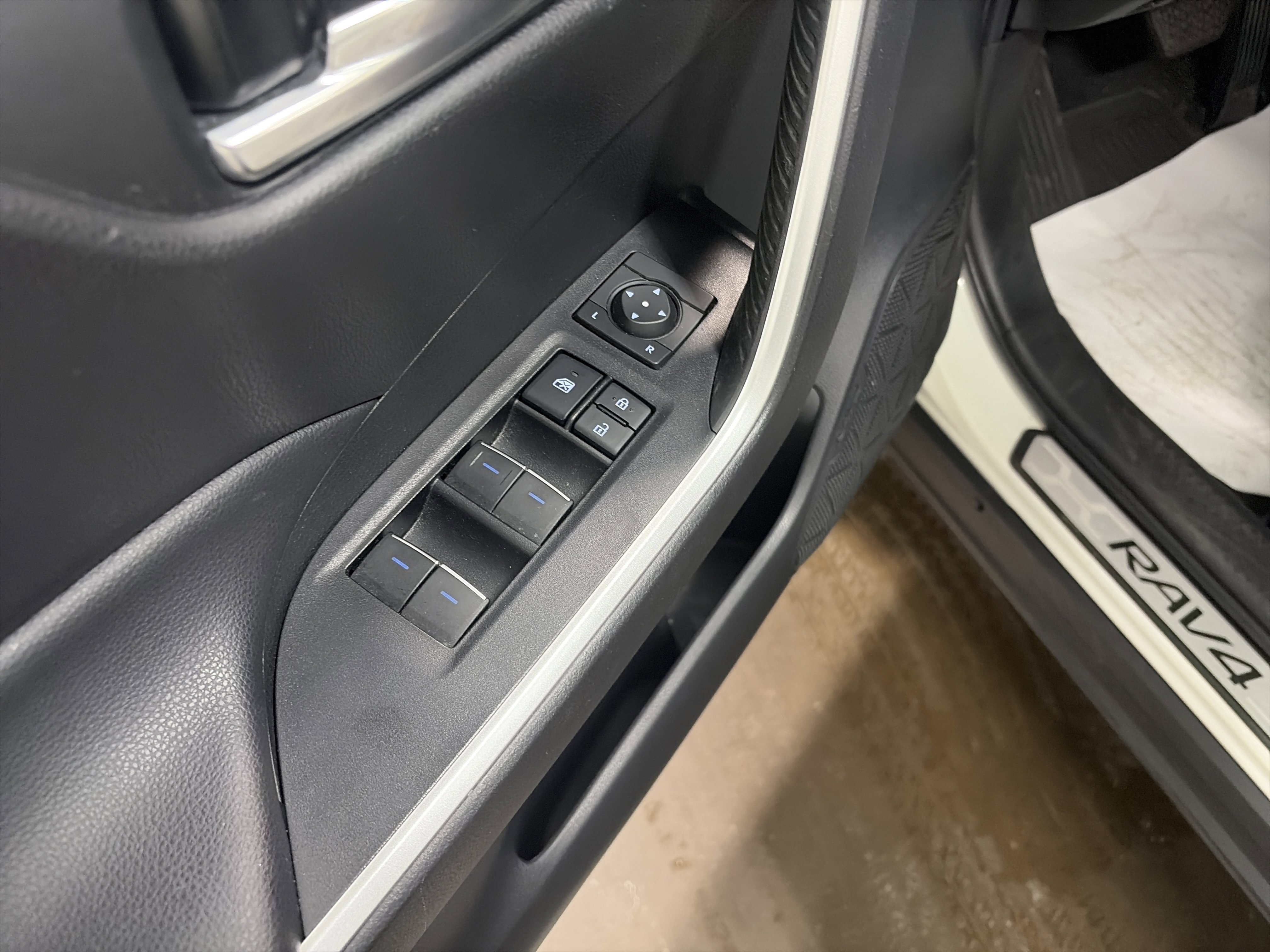 Used 2022 Toyota RAV4 XLE Premium image 25