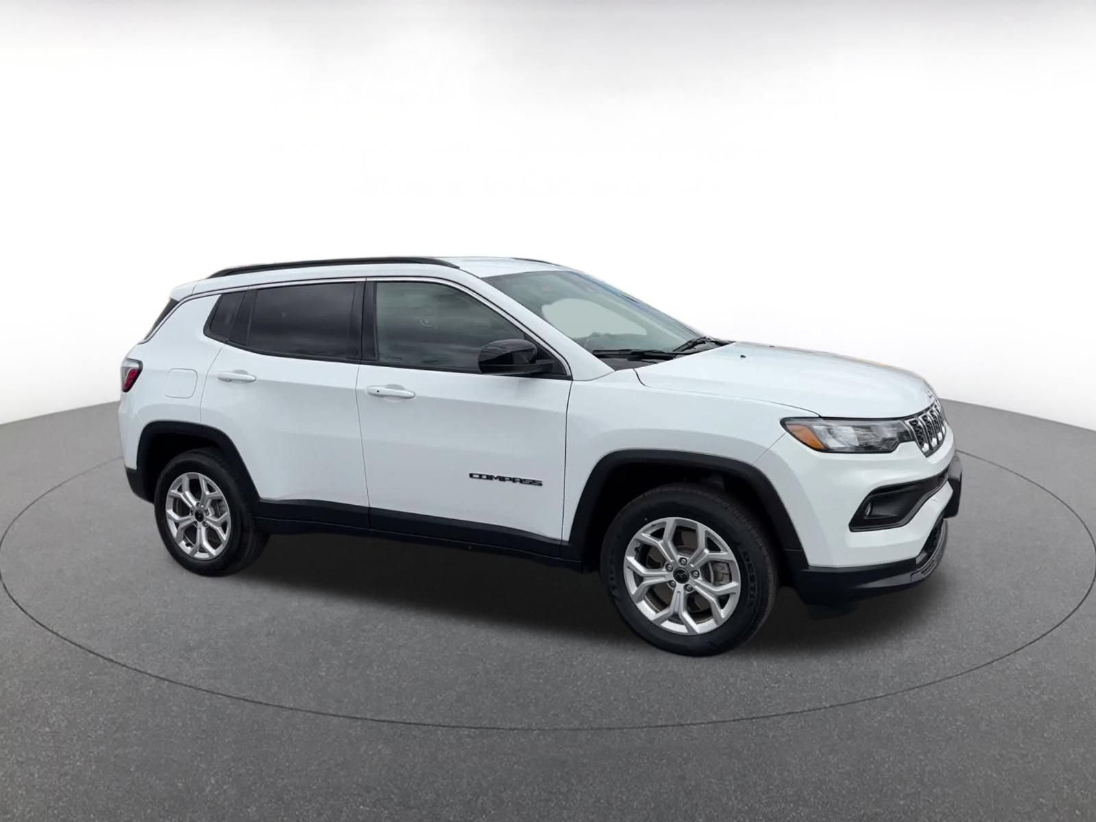 Used 2025 Jeep Compass Latitude AWD/4WD image 2