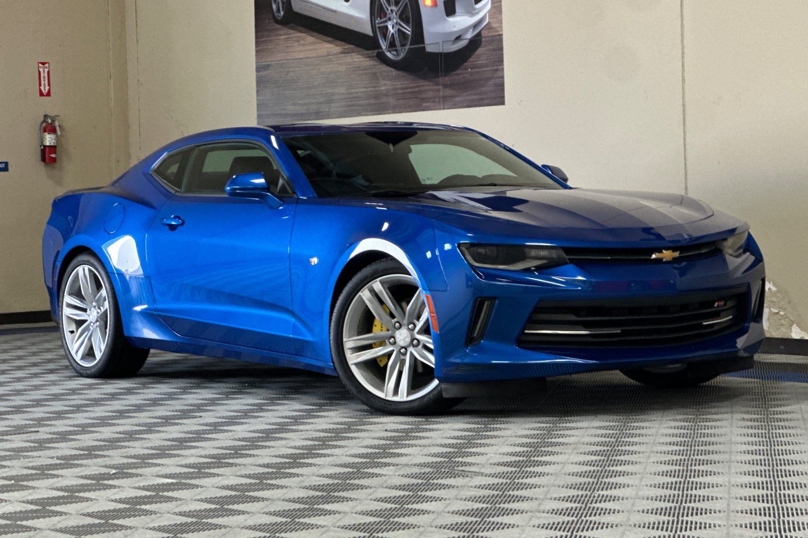 Used 2016 Chevrolet Camaro LT RWD image 2