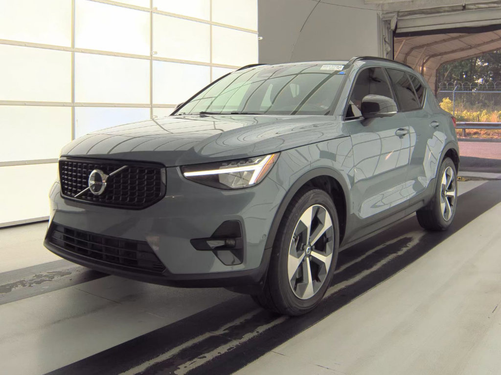 Used 2023 Volvo XC40 B4 Ultimate FWD image 1