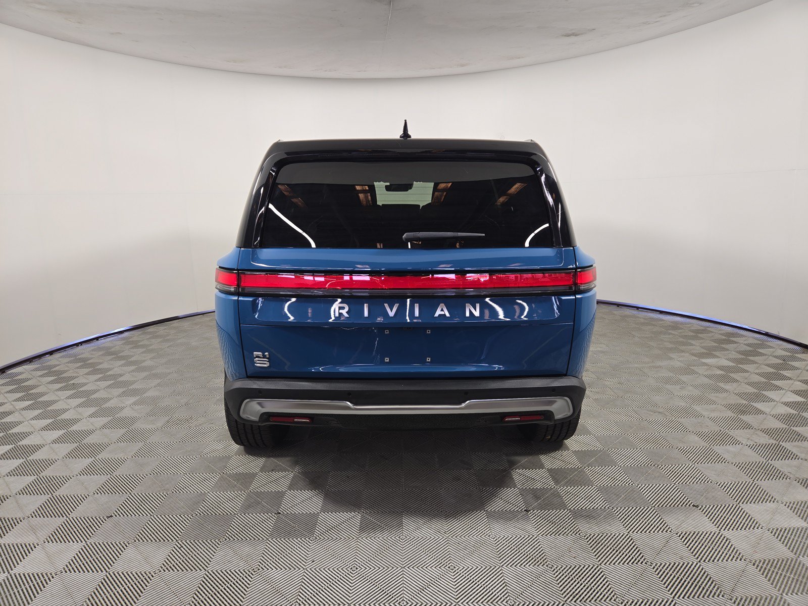 Used 2024 Rivian R1S Adventure AWD/4WD image 4
