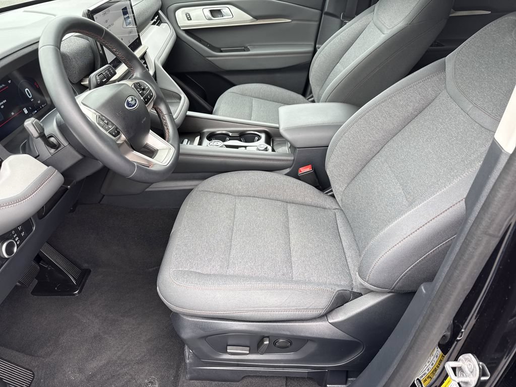 Used 2025 Ford Explorer Active AWD/4WD image 9