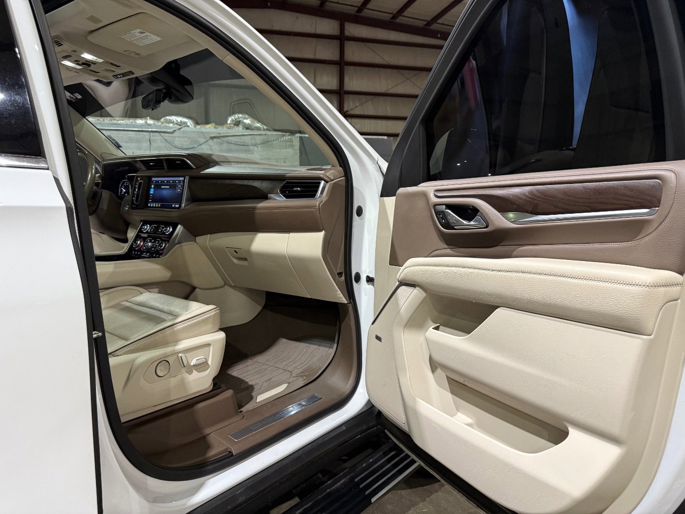Used 2021 GMC Yukon XL Denali w/ Denali Premium Package image 29