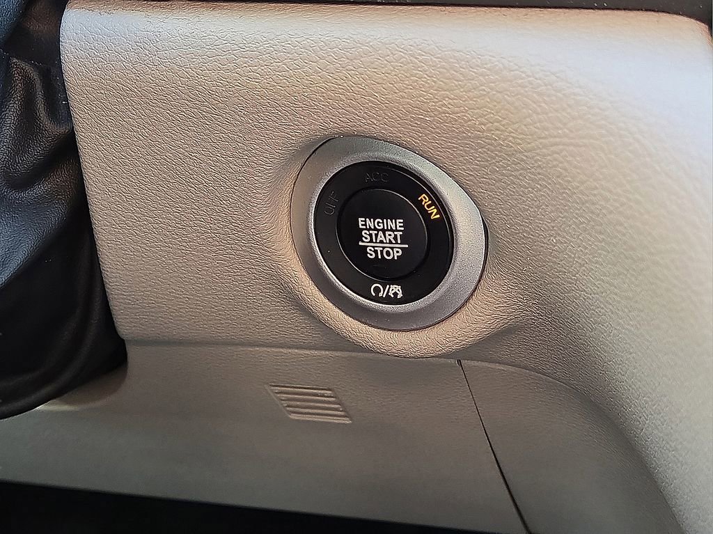 Used 2023 Chrysler Pacifica Touring-L image 22