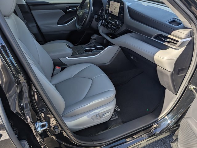 Used 2023 Toyota Highlander XLE image 12
