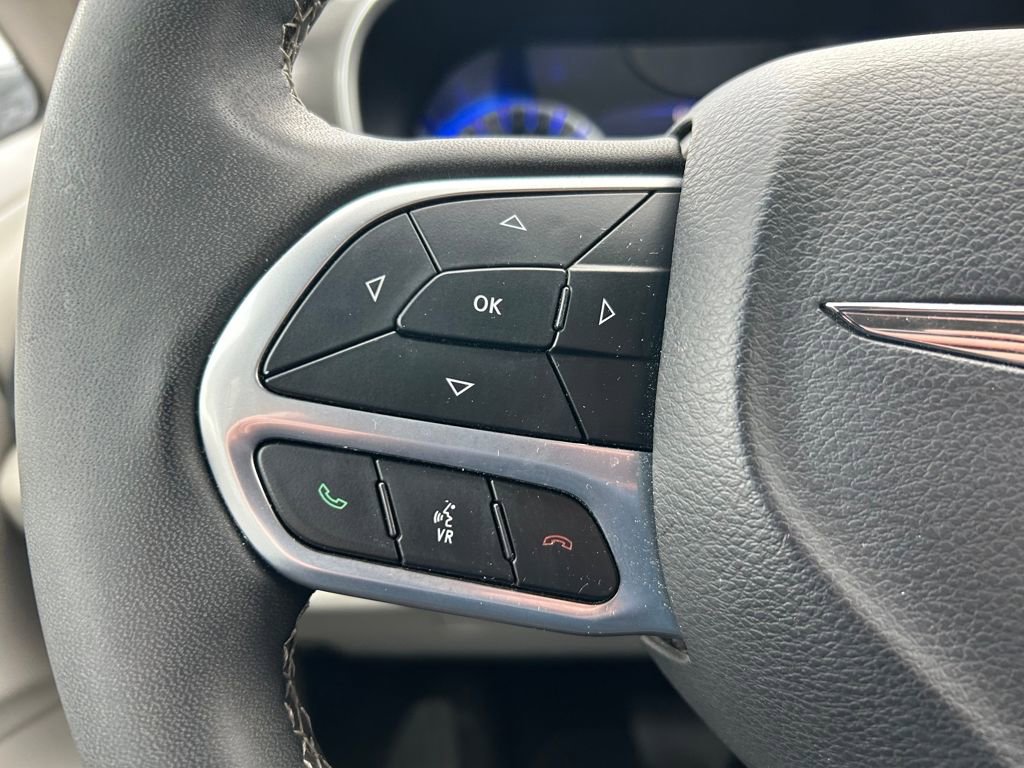 Certified 2023 Chrysler Pacifica Touring-L image 12
