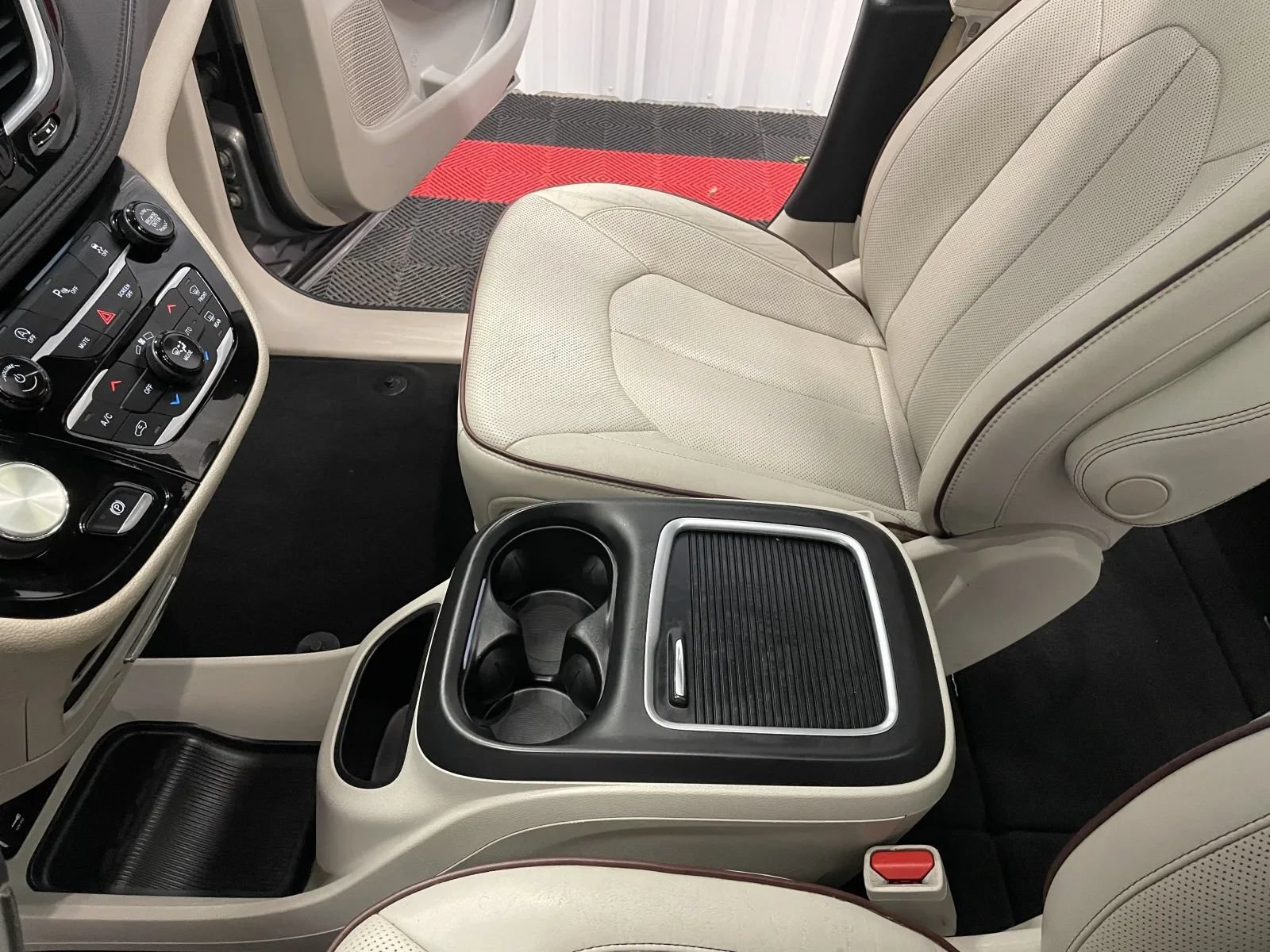 Used 2020 Chrysler Pacifica Limited FWD image 33